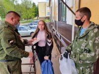 Представители общественной организации «Союз десантников» убеждали граждан надевать маски и перчатки в магазинах.