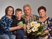 На снимке: супруги Кочергины с дочерью Анастасией и внуком Денисом