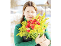 Тюльпаны и розы — комсомольским женщинам