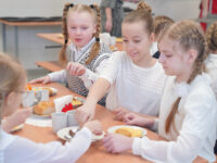 Детей из семей участников СВО обеспечат бесплатными обедами при посещении групп продлённого дня в начальной школе